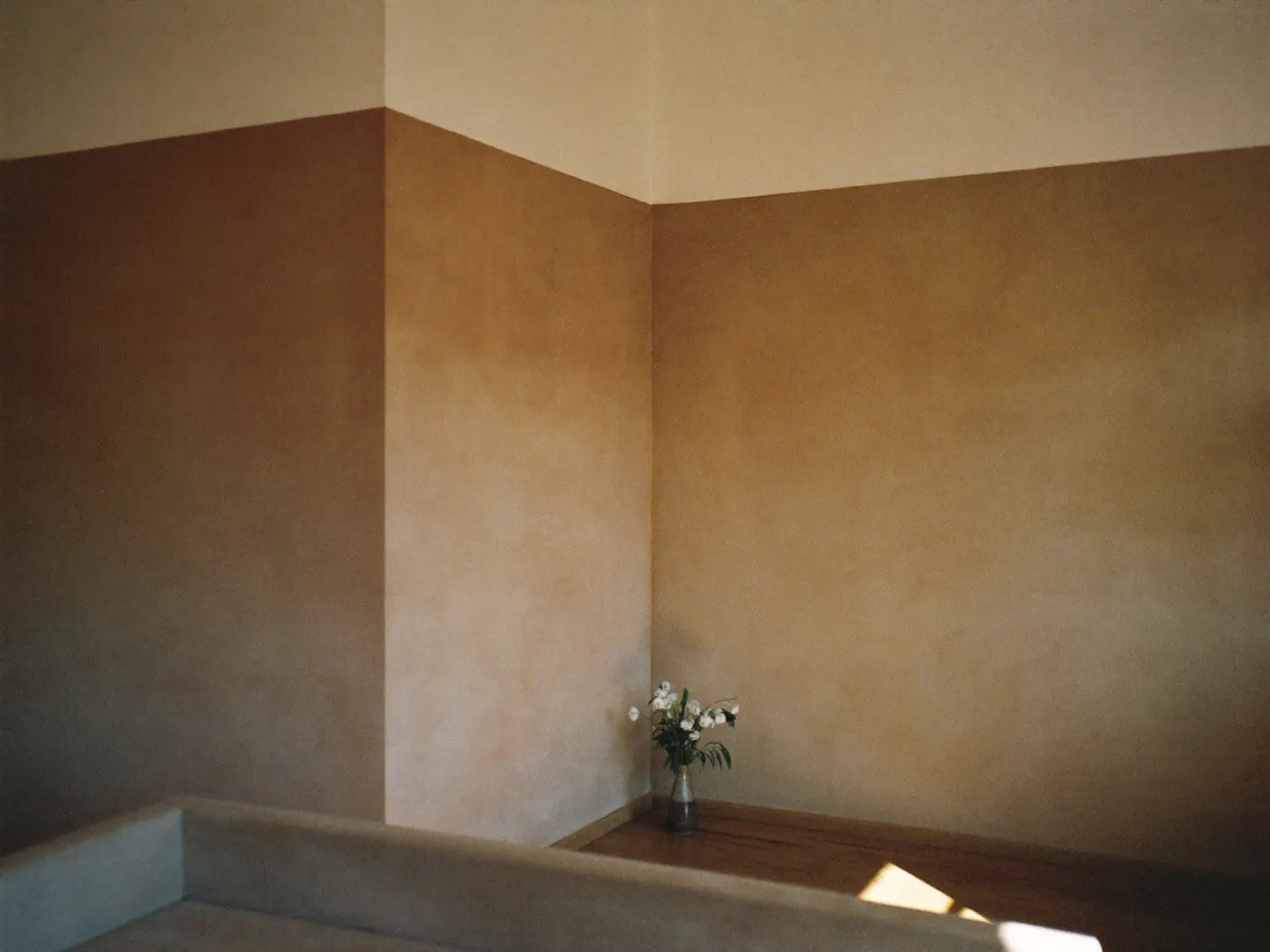 Kamer met muren in een warme zandtint
